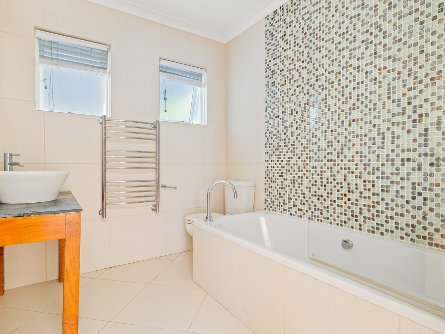 5 Bedroom Property for Sale in Leisure Isle Western Cape